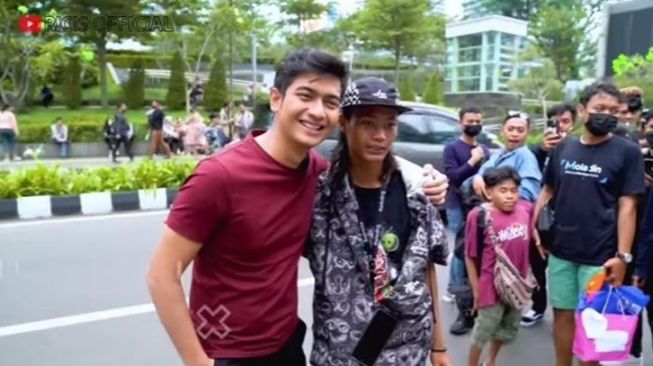 Potret Seleb Ikut Nongkrong di Citayam Fashion Week (YouTube Ricis Official)