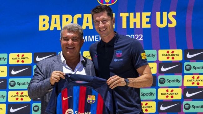 Robert Lewandowski dan Joan Laporta memegang jersey FC Barcelona dalam jumpa pers mengenalkan pemain baru itu kepada FC Barcelona di Conrad Fort Lauderdale Beach di Fort Lauderdale, Florida, 20 Juli 2022. (Getty Images via AFP/ERIC ESPADA)