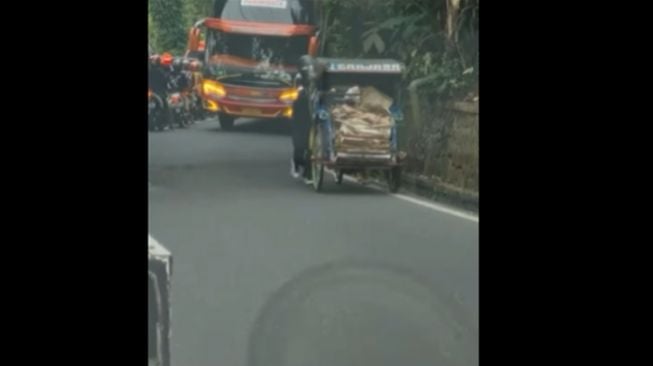 Aksi Wanita Bantu Dorong Becak di Tanjakan Banjir Pujian