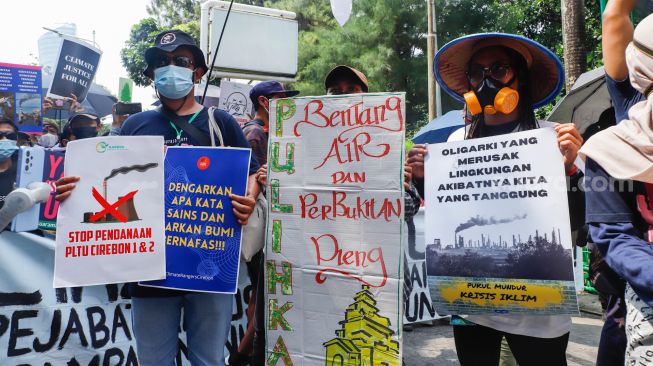 Aktivis lingkungan dari berbagai daerah melakukan aksi unjuk rasa di Jakarta, Kamis (21/7/2022). [Suara.com/Alfian Winanto]