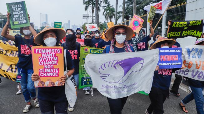 Aktivis lingkungan dari berbagai daerah melakukan aksi unjuk rasa di Jakarta, Kamis (21/7/2022). [Suara.com/Alfian Winanto]