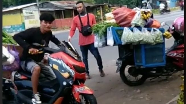 Serasa Kopdar, Penjual Sayuran Ini Kompak Gunakan Yamaha NMAX untuk Keliling