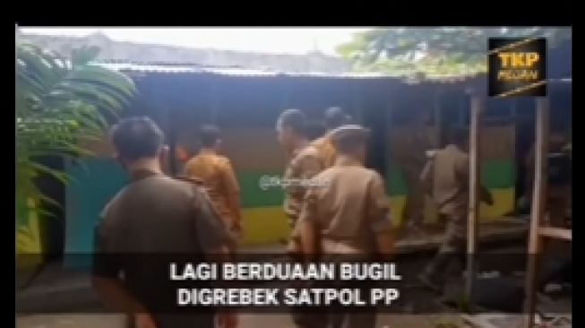 Petugas Satpol PP sedang melakukan penertiban di sejumlah cafe (Instagram/ @bogordailynews).