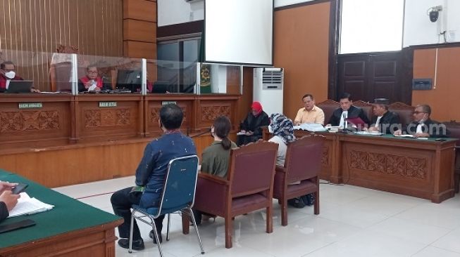 Sidang lanjutan kasus M Kece dianiaya Irjen Napoleon Bonaparte di PN Jaksel. (Suara.com/Arga)