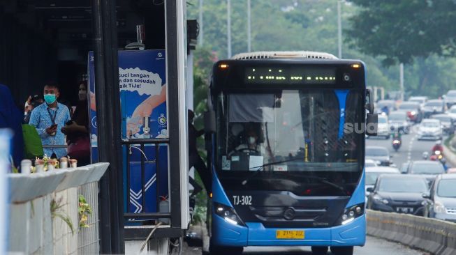 Penumpang menunggu kedatangan bus TransJakarta di Halte Tosari, Jakarta Pusat, Kamis (21/7/2022). [Suara.com/Alfian Winanto]