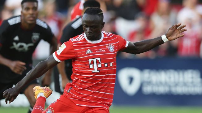 Penyerang baru Bayern Munich, Sadio Mane ketika mengeksekusi tendangan penalti kotra DC United di Audi Field, Kamis (21/7/2022). [AFP]