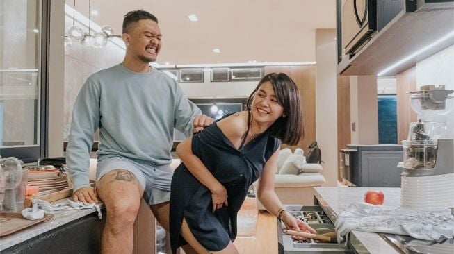 Foto hot Uus dan istrinya di dapur. [Instagram @uusbiasaaja]