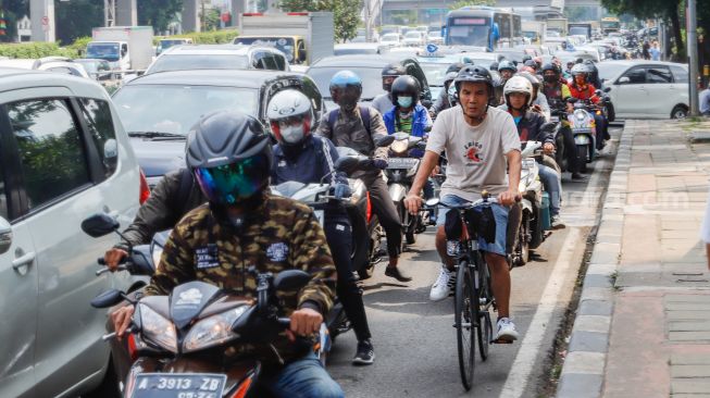 Sejumlah kendaraan bermotor melintas di Jalan MT Haryono, Jakarta Timur, Kamis (21/7/2022). [Suara.com/Alfian Winanto]