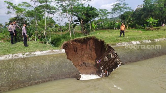 Tanggul Irigasi Induk di Banjarnegara Jebol, Ratusan Hektar Lahan Pertanian Terancam