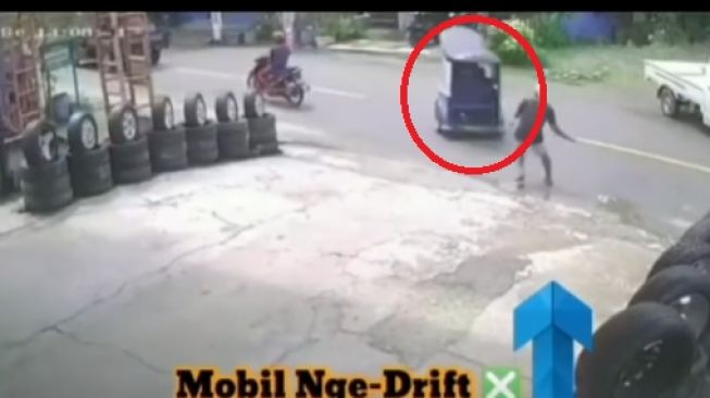 Detik-Detik Sopir Becak Lakukan Aksi Drifting Bikin Publik Melongo, Mobil Pikap Jadi Pemicunya