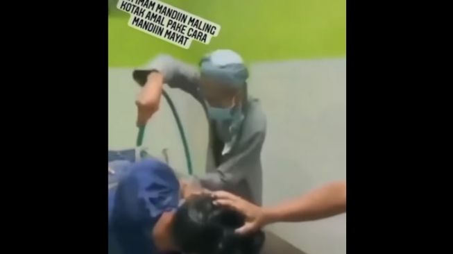 Viral Imam Masjid Mandikan Maling Kotak Amal Bak Jenazah, Netizen Bilang: Kubur Sekalian Pak