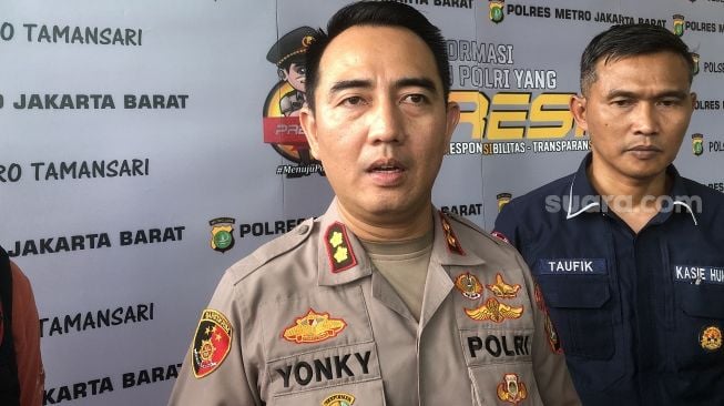 Kapolsek Metro Tamansari, AKBP Rohman Yonki Dilatha memberikan keterangan kepada awak media terkait tawuran berdarah yang menewaskan seorang pelajar, Kamis (21/7/2022). [Suara.com/Faqih Fathurrahman]