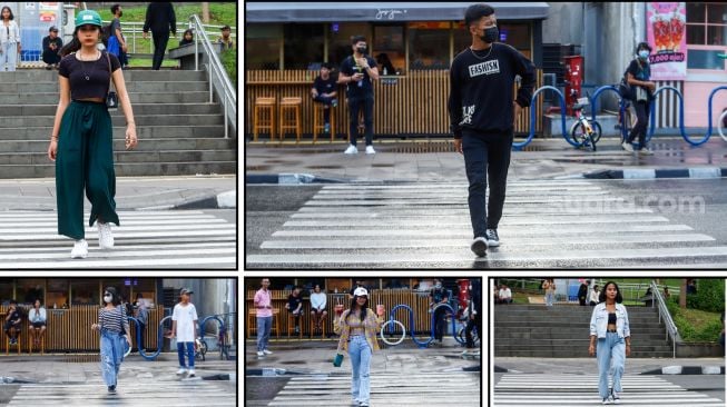 Sejumlah remaja berpose saat difoto di Kawasan Dukuh Atas, Jakarta Pusat, Rabu (6/7/2022). [Suara.com/Alfian Winanto]