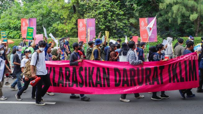 Aktivis lingkungan dari berbagai daerah melakukan aksi unjuk rasa di Jakarta, Kamis (21/7/2022). [Suara.com/Alfian Winanto]