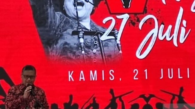 Sekjen DPP PDI Perjuangan Hasto Kristiyanto saat memberikan sambutan pada Diskusi Publik Memperingati 26 Tahun Peristiwa 27 Juli, di Kantor DPP PDIP, Jakarta, Kamis (21/7/2022). [Dok.Antara]