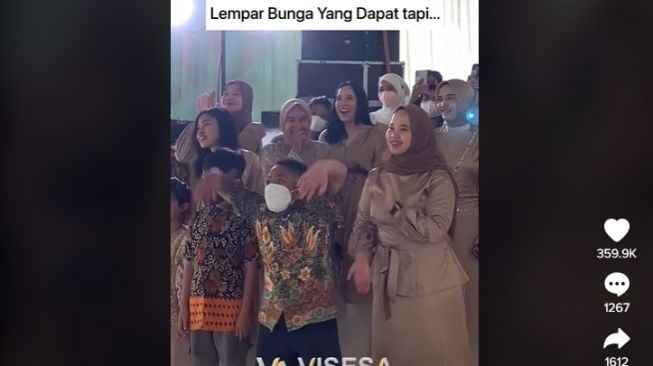 Kocaknya Bocah Ini Kalahkan Orang Dewasa Rebut Bunga Lemparan dari Pengantin, MC: Sekolah Dulu!