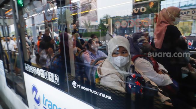 Penumpang menaiki kedatangan bus TransJakarta di Halte Tosari, Jakarta Pusat, Kamis (21/7/2022). [Suara.com/Alfian Winanto]