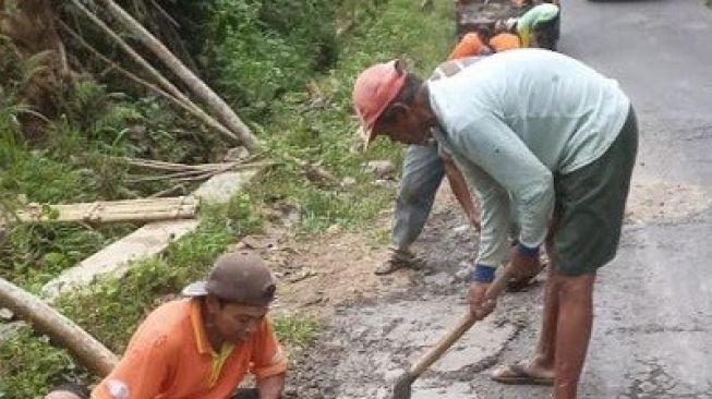 Puluhan Kilometer Jalan Karanganyar Rusak Parah