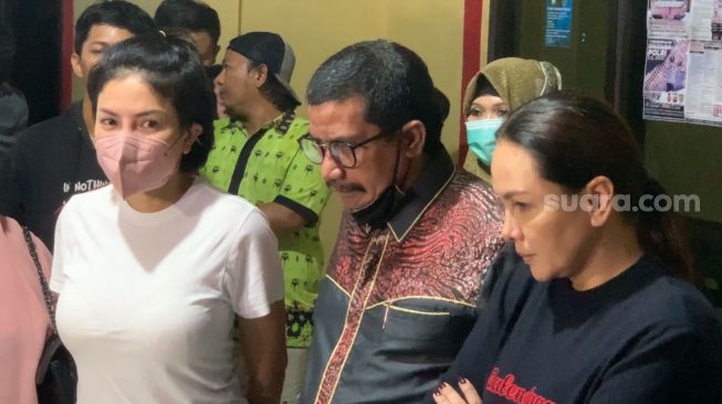 Nikita Mirzani Dibebaskan Karena Rawat Anak, Publik Bandingkan Nasib Ibu Bawa Bayi Menyusu ke Bui: Keadilan Bagi Siapa?