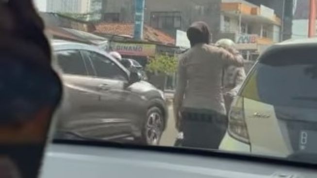 Pemotor Ini Emosi Mau Marahi Pemobil saat Pintu Dibuka, Ternyata...