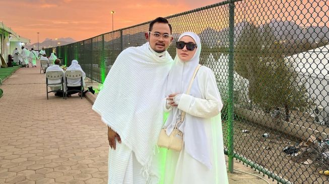 Gilang Widya Pramana dan Shandy Purnamasari saat menjalankan ibadah haji di Tanah Suci. [Instagram]