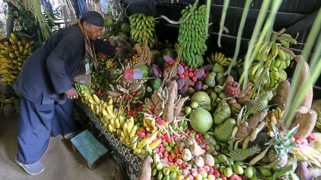 Warga mengumpulkan hasil bumi saat perayaan adat Seren taun di Cigugur, Kuningan, Jawa Barat, Jumat (22/7/2022). ANTARA FOTO/Dedhez Anggara