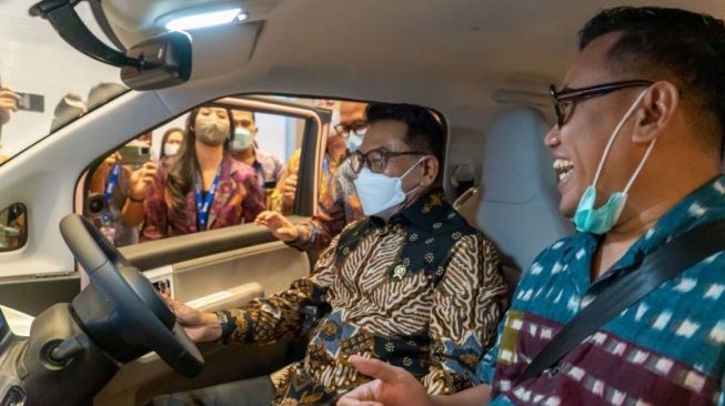 Moeldoko dan Uya Kuya menguji mobil listrik Wuling di pameran kendaraan listrik PEVS 2022 di Jakarta, Jumat (22/7/2022). [Antara]