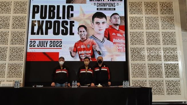 Presiden Direktur PT Bali Bintang Sejahtera, Yabes Tanuri (kanan) saat memaparkan program Bali United. (Suara.com/Adie Prasetyo Nugraha)