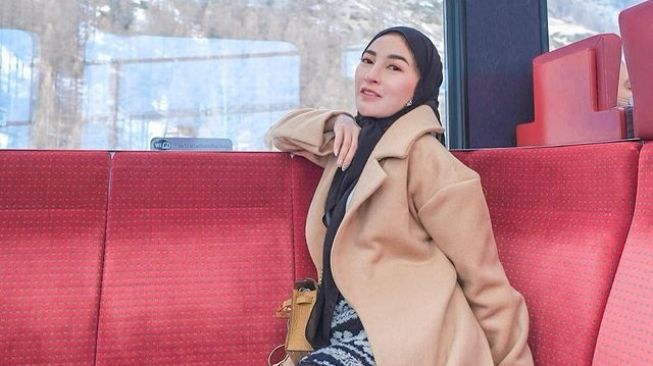 Shandy Purnamasari Pakai Sweater Rp62 Juta, Terlalu Tajir hingga Bingung Cara Habiskan Duit?