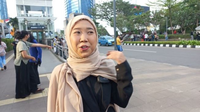 Auranya Manglingi! Kiky Saputri Berhijab Lenggak Lenggok di Citayam Fashion Week