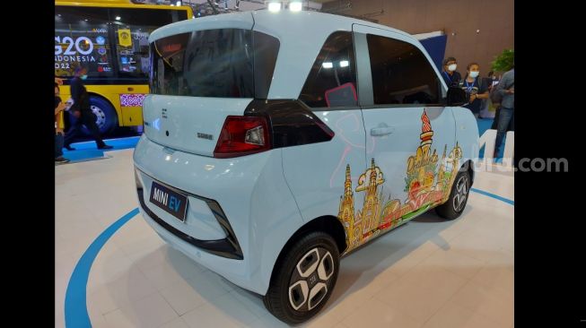 Lukisan seru di bodi DFSK Mini EV di PEVS 2022  [Suara.com/Manuel Jeghesta Nainggolan]