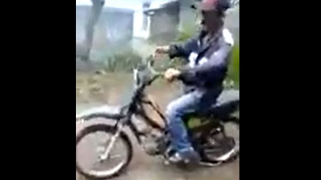 Modifikasi motor yang cukup ektream, bukan pakai bensin tapi diganti dengan gas 3 kg (Facebook)