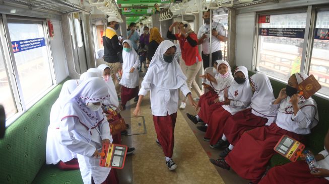 Sejumlah siswa menaiki kereta api saat mengikuti perayaan Hari Anak Nasional yang di gelar oleh KAI Commuter di Stasiun Jakarta Kota, Jakarta, Jumat (22/7/2022).  ANTARA FOTO/Akbar Nugroho Gumay