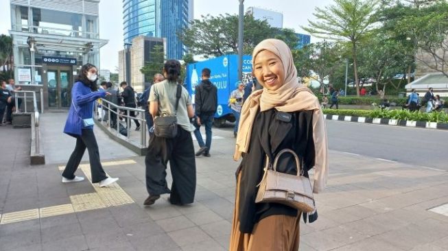 Kiky Saputri hadir di Citayam Fashion Week Sudirman. (Dok. Dini/Suara.com)