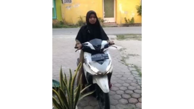 Viral Seorang Wanita Salah Tarik Gas Sepeda Motor yang Dikendarai: Berakhir Ngilu