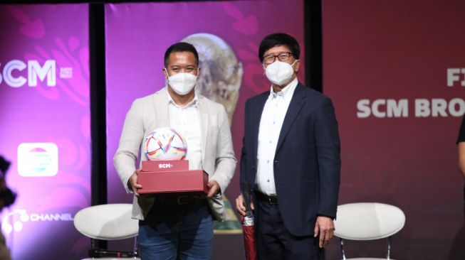 Direktur Utama SCM Sutanto Hartono (kanan) bersama Marketing Director Le Minerale Febri Satria Hutama (kiri), melakukan sesi foto usai konferensi pers terkait SCM Broadcast Sponsors Announcement Piala Dunia 2022 di Jakarta, Senin (18/7/2022).