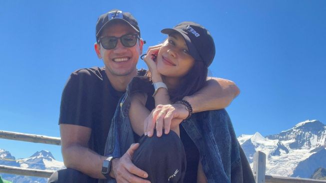  Potret mesra Nana Mirdad dan Andrew White (Instagram/@nanamirdad_) 