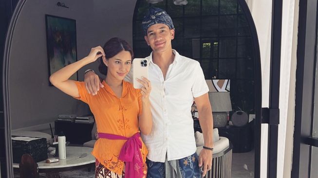  Potret mesra Nana Mirdad dan Andrew White (Instagram/@nanamirdad_) 