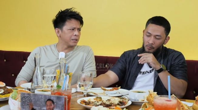 Ariel NOAH dan Uki asyik makan bareng. [YouTube SERLOK KULINER]