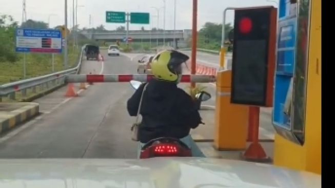 Ketawain Emak-emak Masuk Tol Pakai Motor, Perekam Video Diceramahi Warganet