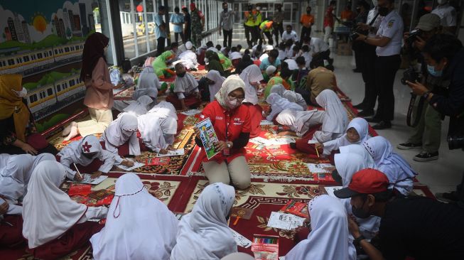 Sejumlah siswa mewarnai gambar bertema transportasi saat perayaan Hari Anak Nasional yang di gelar oleh KAI Commuter di Stasiun Jakarta Kota, Jakarta, Jumat (22/7/2022). ANTARA FOTO/Akbar Nugroho Gumay