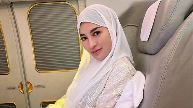 Foto Diduga Shandy Purnamasari Lepas Hijab Viral, Netizen: Padahal Pulang Ibadah Haji