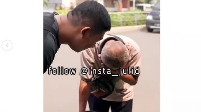 Viral Kisah Penjual Ember Keliling Cerita Sering Tak Laku dan Harus Minum Air Masjid karena Tak Punya Uang