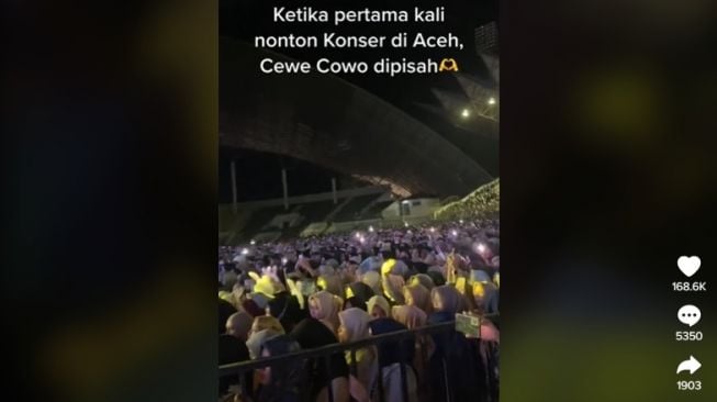 Suasana konser musik di Aceh, lelaki dan perempuan terpisah. [TikTok]