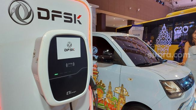 Home charger, peranti pengisi daya praktis untuk kebutuhan mengisi ulang baterai atau proses recharging di rumah. Bisa disimak contohnya di booth DFSK, salah satu andalannya adalah DFSK Mini EV [Suara.com/Manuel Jeghesta Nainggolan].