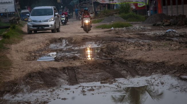 Pengendara mobil dan motor melintas di Jombang, Kota Cilegon, Banten, Kamis (21/7/2022).  ANTARA FOTO/Muhammad Bagus Khoirunas