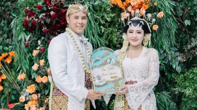 Artis pakai mahar mata uang asing saat nikah (Instagram/@viavallen)