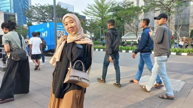 Kiky Saputri hadir di Citayam Fashion Week Sudirman. (Dok. Dini/Suara.com)