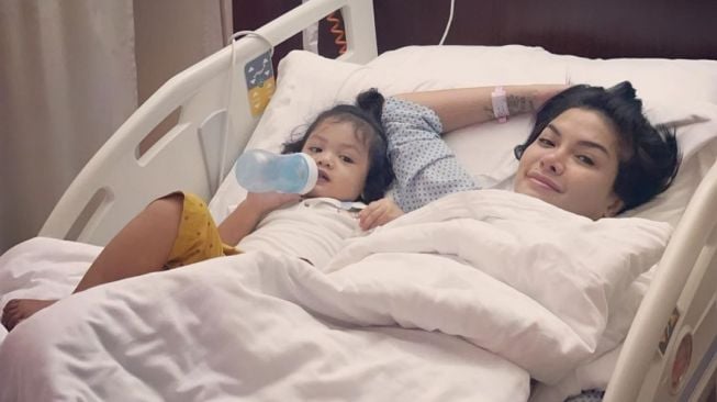 Nikita Mirzani bersama anak bungsunya, Arkana Mawardi. [Instagram]