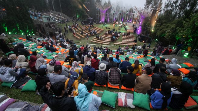 Penonton menyaksikan penampilan salah satu musisi jazz dalam Jazz Gunung Bromo 2022 di Jiwa Jawa Resort, Probolinggo, Jawa Timur, Jumat (22/7/2022).  ANTARA FOTO/Umarul Faruq
